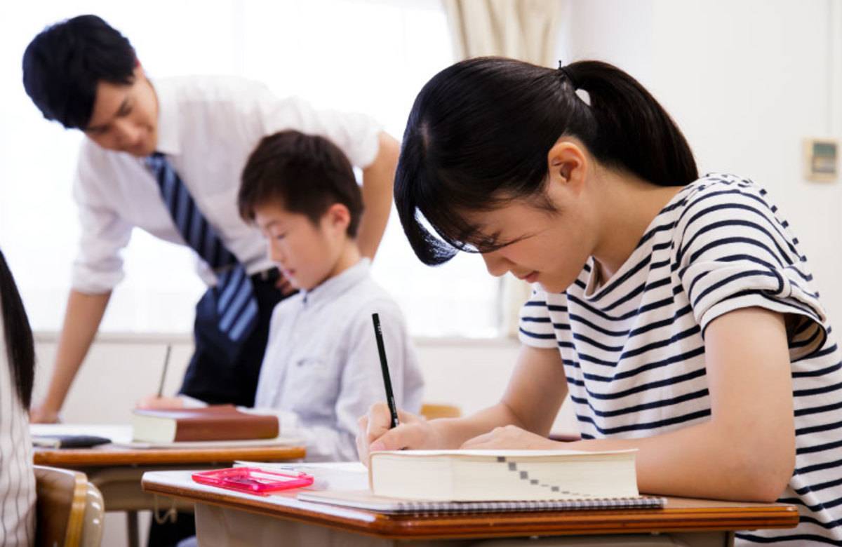 集団指導塾が優れている点と注意が必要な点とは 集団指導の特徴を解説 塾コンテンツ 集団指導塾が優れている点と注意が必要な点とは 集団指導の特徴を解説 塾コンテンツ